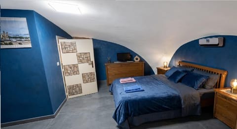 Bed, TV and multimedia, Bedroom