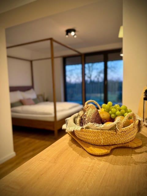 Bed, Photo of the whole room, Food