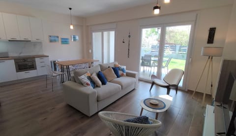 Kitchen or kitchenette, Living room, Seating area, Dining area, hair dresser, minibar, pet friendly, stove, acessibility