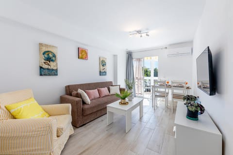 797 Holiday Rentals - Apartamento para 3 en Piscis con piscinas Apartment in Torremolinos