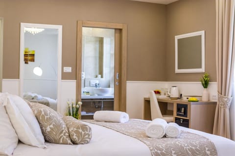 Photo of the whole room, Bedroom, towels