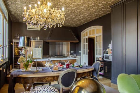 Nearby landmark, Communal lounge/ TV room, Facade/entrance, Day, Library, Library, TV and multimedia, Coffee/tea facilities, Living room, Seating area, Landmark view, Landmark view, Breakfast, Breakfast, Time of day, furniture, furniture, hair dryier, heating, heating, internet, internet, towels, towels, air conditioner, air conditioner