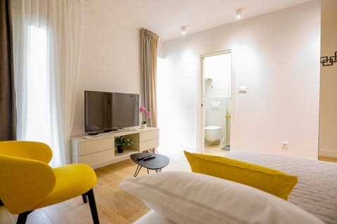 Communal lounge/ TV room, Bed, TV and multimedia, Living room, Photo of the whole room, Seating area, Bedroom