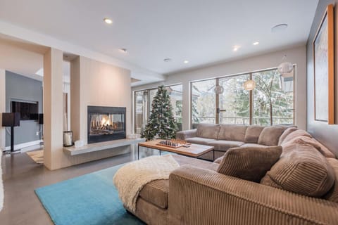 TV and multimedia, Living room, Seating area, flat iron