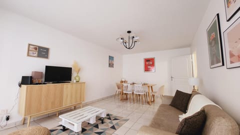 Living room, Dining area, Meals