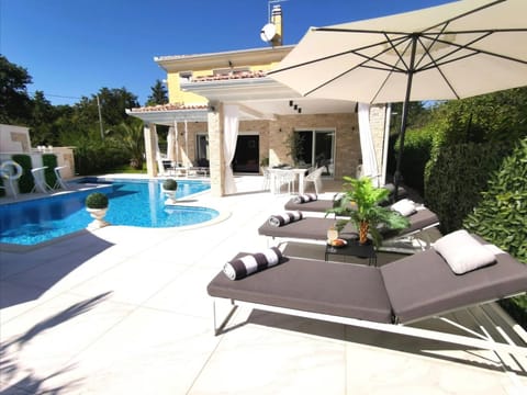 Property building, Patio, Garden, Balcony/Terrace, Seating area, Pool view, Swimming pool