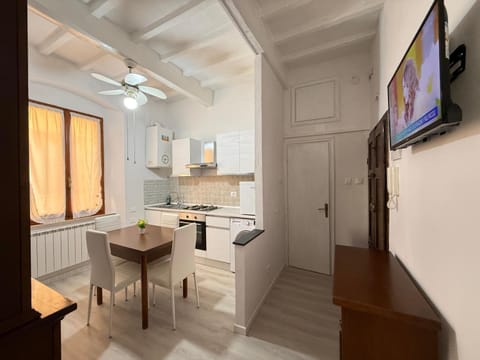 TV and multimedia, Kitchen or kitchenette, Dining area, stove