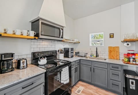 Coffee/tea facilities, microwave, stove, toaster