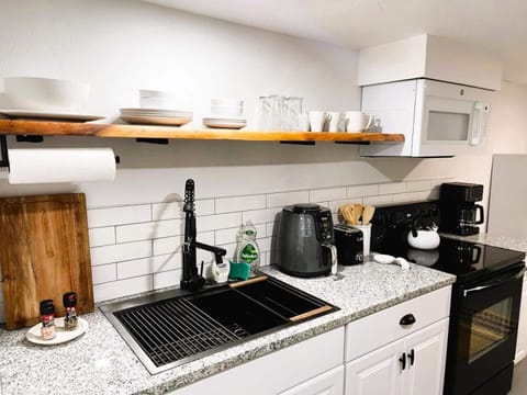 Coffee/tea facilities, microwave, stove, toaster