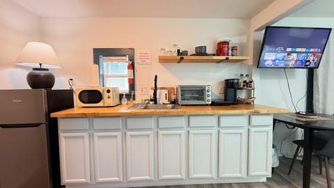 Coffee/tea facilities, microwave, oven