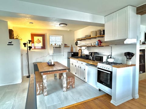 Coffee/tea facilities, Seating area, microwave, stove