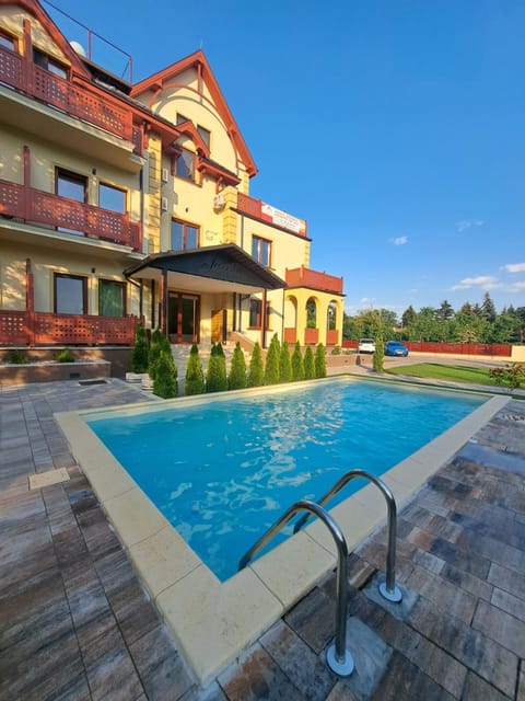 Property building, Day, Pool view, Swimming pool, sunbed