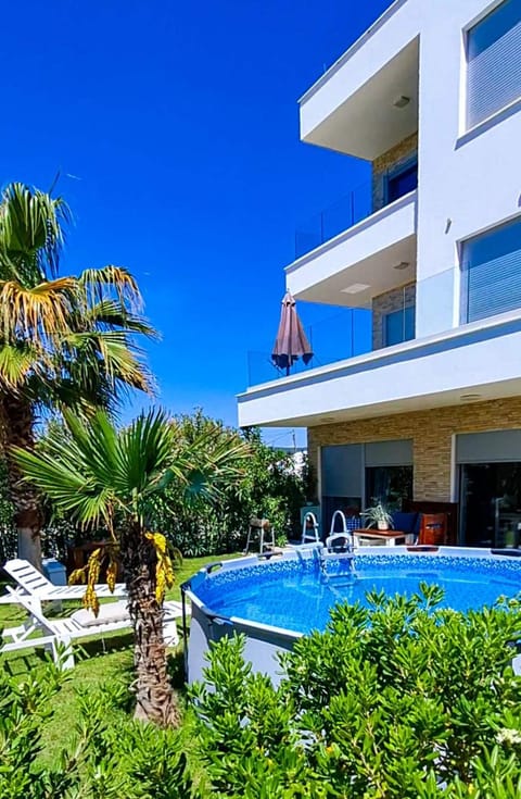 Property building, Patio, Day, Garden, Garden view, Pool view, Swimming pool, Swimming pool, sunbed