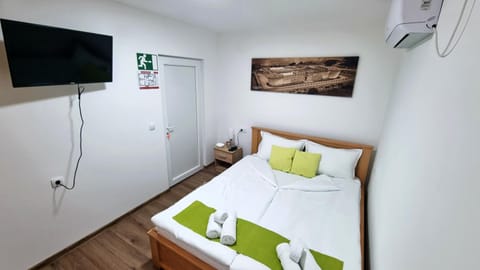 Bed, TV and multimedia, Photo of the whole room, Bedroom, hair dresser