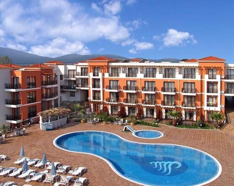 Property building, Balcony/Terrace, Swimming pool, Swimming pool