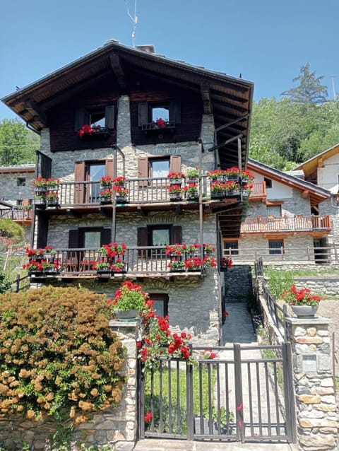 Maison Baradis - grazioso e tranquillo trilocale con vista montagne Apartment in Aosta Valley, Italy