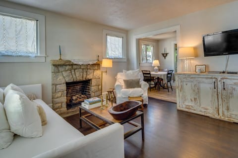 Charming Home Less Than 2 Mi to Downtown Hendersonville! House in Hendersonville