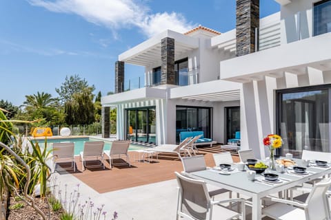 Property building, Patio, Day, Garden, Balcony/Terrace, Seating area, Dining area, Garden view, Pool view, Swimming pool, sunbed
