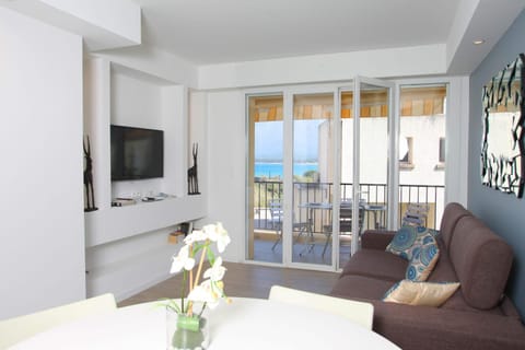 TV and multimedia, View (from property/room), Living room, Seating area, Sea view