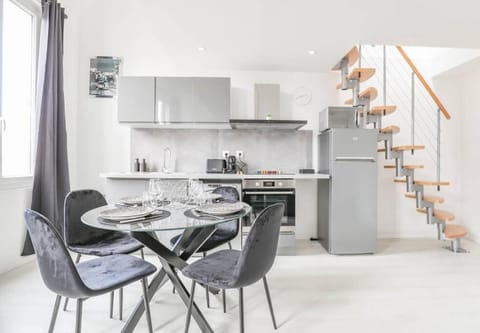 Living room, Seating area, Dining area, pet friendly, stove