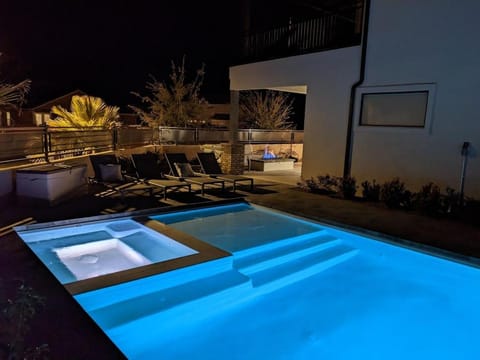 Snow Canyon Oasis Ocotillo 42 Large Private Pool and Hot Tub, 2 Firepits, 2 PlayStations House in Santa Clara