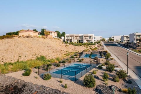 Red Desert Loft Resort 37 Pickleball Courts, Foosball, Resort Pool with Waterslide & Jacuzzi! House in St George