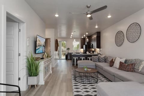 Red Desert Loft Resort 37 Pickleball Courts, Foosball, Resort Pool with Waterslide & Jacuzzi! House in St George