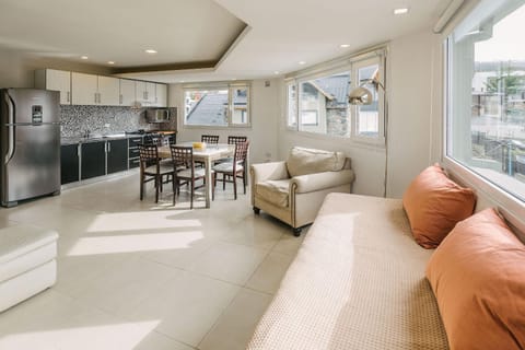 Kitchen or kitchenette, Living room, Seating area, Dining area, City view, minibar, oven, stove