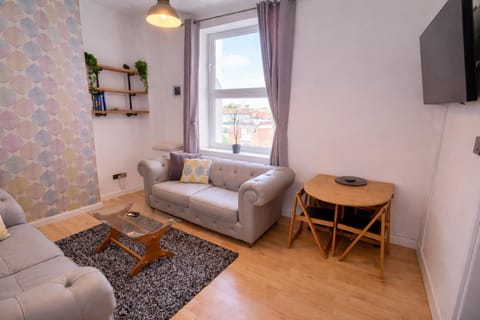 Communal lounge/ TV room, TV and multimedia, Living room, Seating area, Dining area