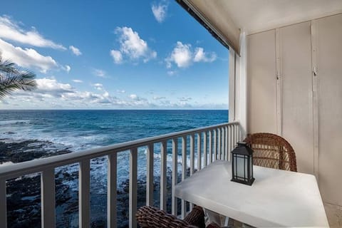 View (from property/room), Balcony/Terrace, Seating area, Sea view