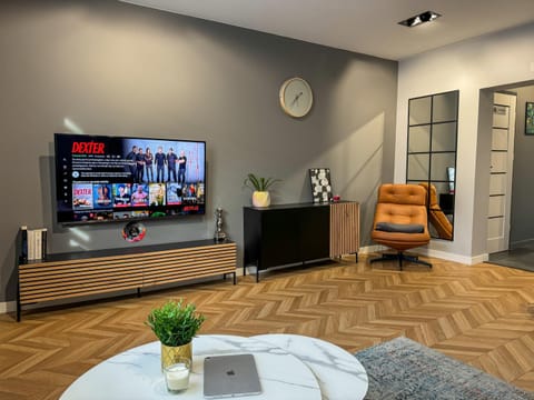 TV and multimedia, Living room, Seating area, Evening entertainment, locker