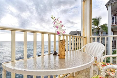 Natural landscape, View (from property/room), Balcony/Terrace, Seating area, Dining area, Sea view