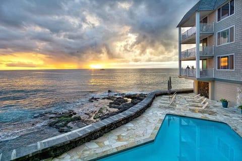 Property building, Natural landscape, Pool view, Sea view, Swimming pool, Sunset