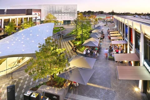 Restaurant/places to eat, Food and drinks