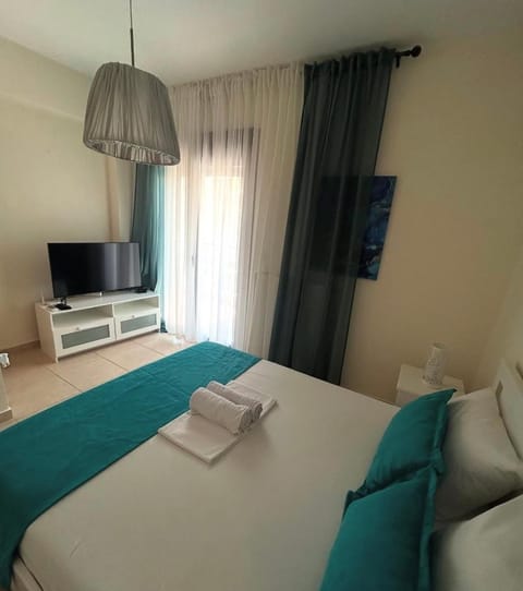 Bed, TV and multimedia, Photo of the whole room, Bedroom, towels, air conditioner