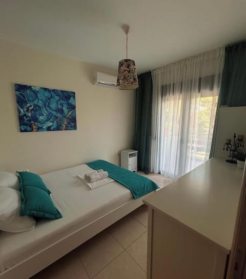 Bed, Photo of the whole room, Bedroom, towels, air conditioner