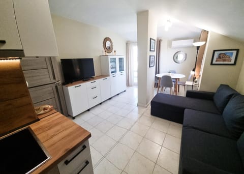 Communal lounge/ TV room, TV and multimedia, Living room, Seating area, Dining area, Evening entertainment