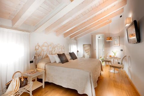 Bed, Photo of the whole room, Seating area