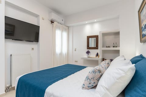 Bed, TV and multimedia, Bedroom