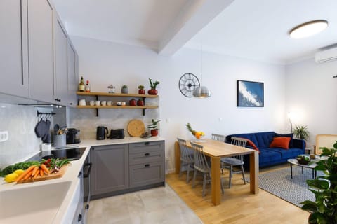 Kitchen or kitchenette, Living room, Seating area, Dining area