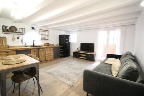 Kitchen or kitchenette, Seating area