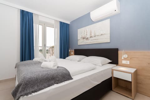 Bed, Bedroom, towels, air conditioner