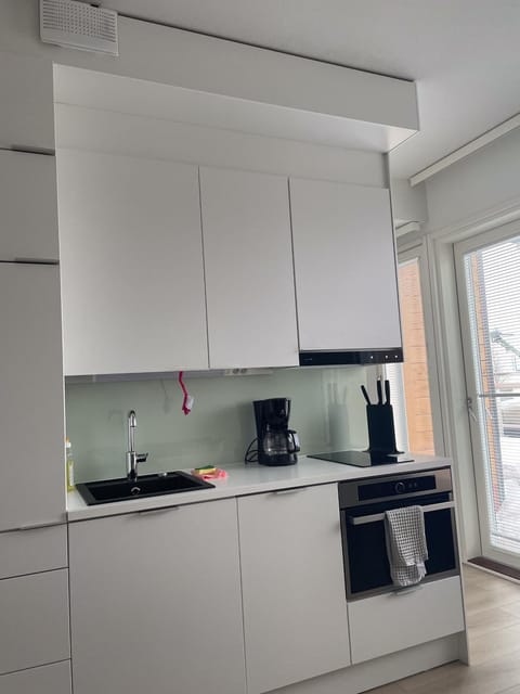 Coffee/tea facilities, Kitchen or kitchenette, dishwasher, stove, toaster