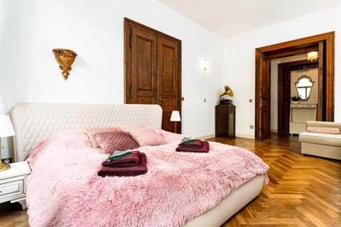 Bed, Living room, Photo of the whole room, Seating area, Bedroom, towels, wardrobe