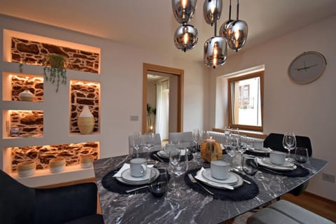 Seating area, Dining area, Food