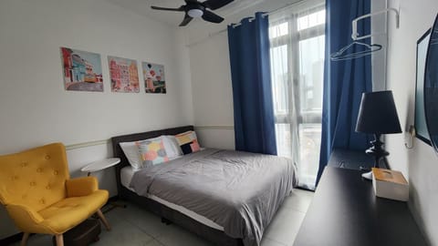 Bed, Photo of the whole room, Seating area, Bedroom, fireplace