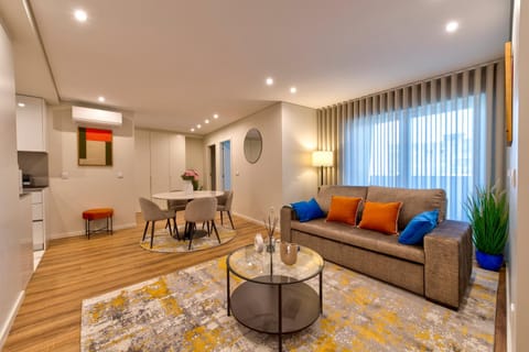 TV and multimedia, Kitchen or kitchenette, Living room, Seating area, Dining area