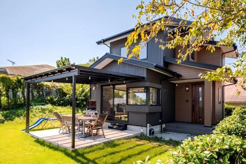 Property building, Patio, Day, Garden, Dining area, Garden view