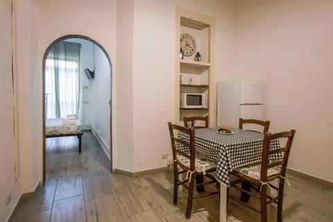 Bed, Living room, Photo of the whole room, Seating area, Dining area, Bedroom