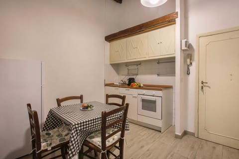 Kitchen or kitchenette, Living room, Seating area, Dining area, oven, stove